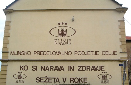 Napis na pročelju – KLASJE, Celje