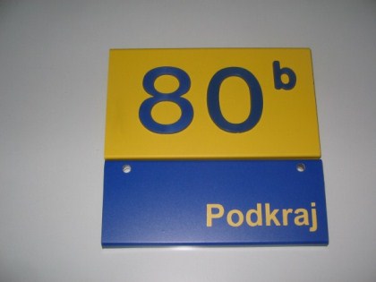 Hišna tablica s številko in krajem Podkraj — Reklama Celje