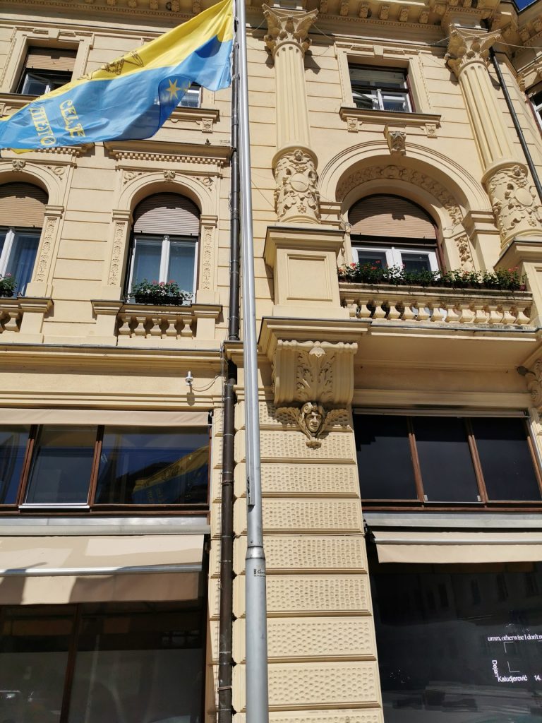 Mestna zastava Celja na pokončnem drogu — Reklama Celje