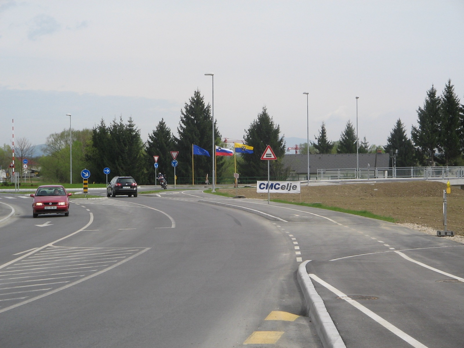 Namestitev zastav na krožišču, Celje