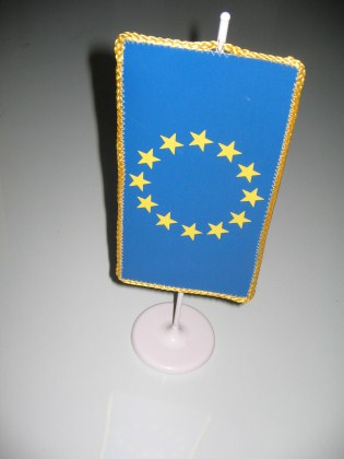 Namizna zastavica EU na stojalu z zlato obrobo — Reklama Celje