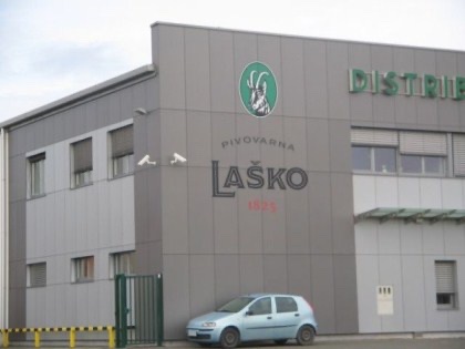 Napis iz folije na fasadi — Reklama Celje
