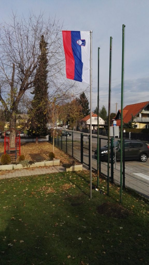 Slovenska državna zastava na drogu — Reklama Celje