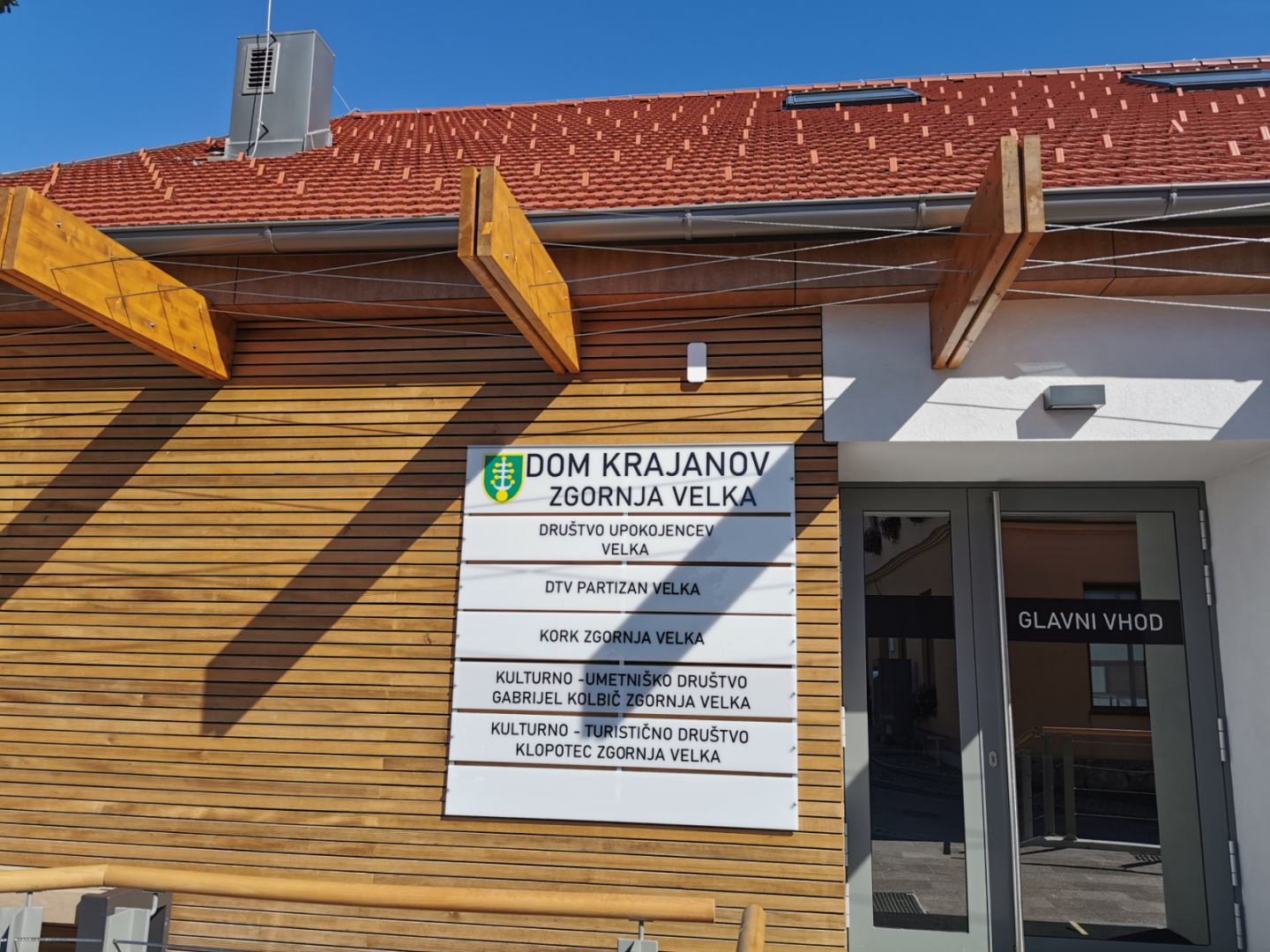 Usmerjevalna tabla Dom krajanov Zgornja Velka — Reklama Celje