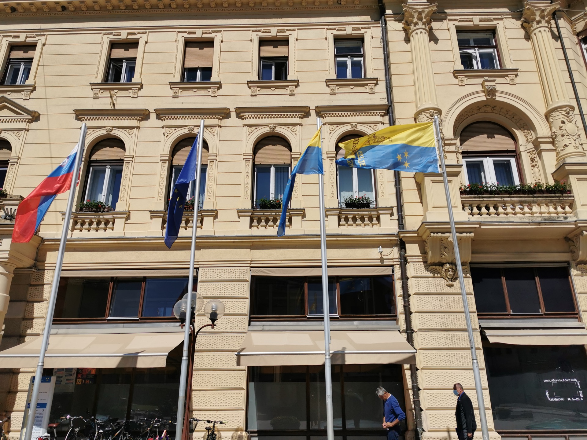 Zastave na mestni zgradbi v Celju — Reklama Celje