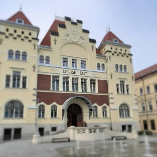 Ročno slikan napis CELJSKI DOM na pročelju stavbe