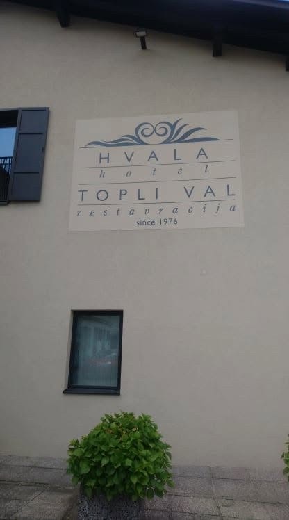 Fasadni napis Hvala hotel in Topli val restavracija (od 1976)