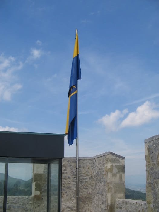 Občinska zastava na visokem drogu na Celjskem gradu — Reklama Celje