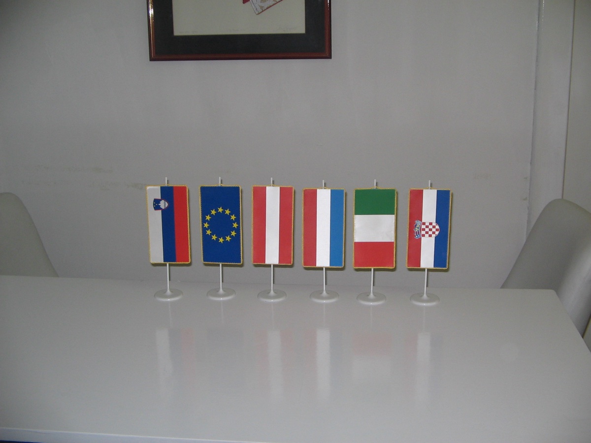 Komplet namiznih zastavic – Slovenija, EU, Avstrija, Nizozemska, Italija, Hrvaška