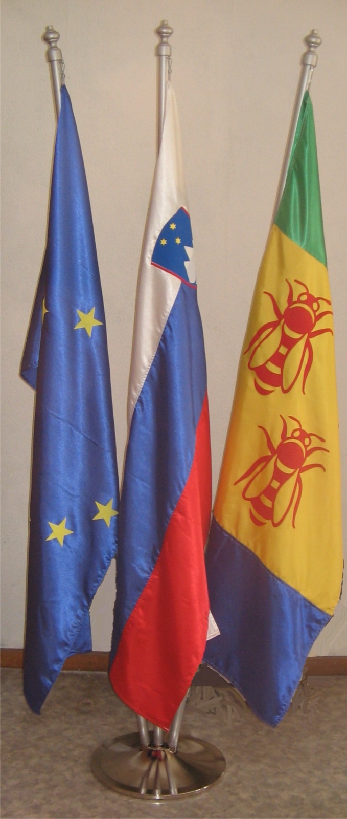 Notranje svečane zastave na stojalu – EU, Slovenija, občinska