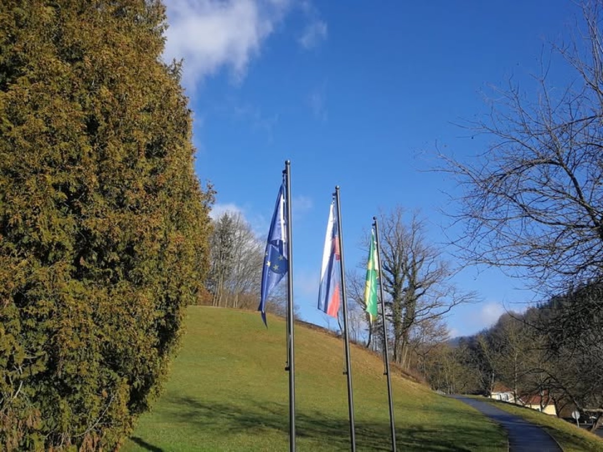 Zastave Slovenije, EU in občinske na drogovih na hribu — Reklama Celje